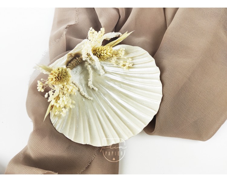 Concha de batismo em resina decorada com flores secas